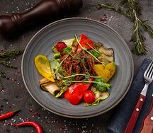 Теплый салат с брискетом