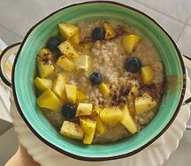 Каша молочная с фруктами (груша или банан)