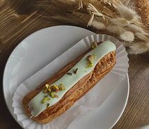 Эклер с фисташкой