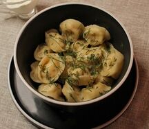 Домашние пельмени со сметаной