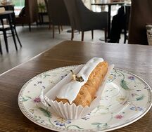 Эклер с ванильным кремом
