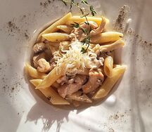 Паста с курицей и грибами в трюфельном соусе