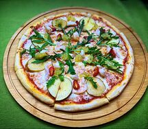 Пицца с креветками, рукколой икабачковым конфитюром