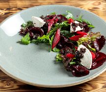 Салат с грушей и запечённой свеклой 