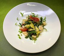 Салат с креветками и артишоками 