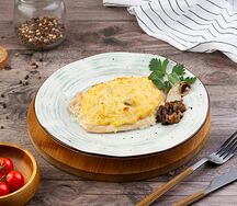 Куриная отбивная с грибами и сыром
