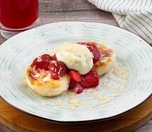 Сырники с крем-чизом и клубникой
