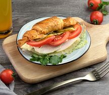 Круассан с омлетом и курицей