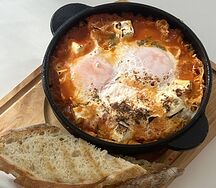 Шакшука из 2 яиц с фетоа и фермерским хлебом