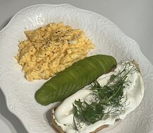 Скрэмбл с авокадо и трюфельным маслом