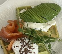 Вафля из шпината с творожным сыром, яйцом пашот и лососем