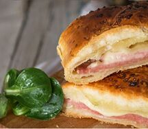 Рулет ветчиной с сыром 