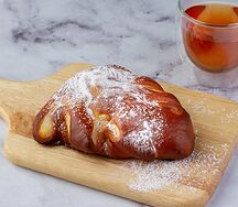 Булочка с творогом и вишней