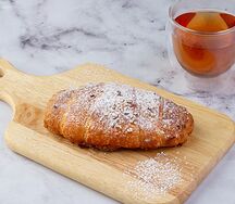 Круассан с клубничным конфитюром