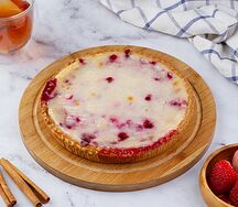 Пирог со сметаной и брусникой