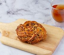 Булочка с халвой и орехом