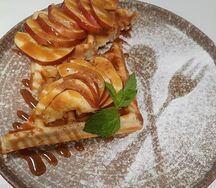 Со свежим яблоком в карамели и корицей