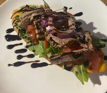 Брускетта с ростбифом