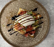 С лососем, яйцом пашот и овощами