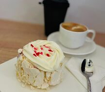 Меренговый рулет Вишня