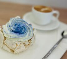 Меренговый рулет черника