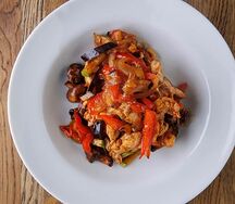 Томлёные овощи с курицей
