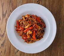 Гречневая лапша с курицей в кисло-сладком соусе