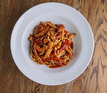 Удон с курицей и соусом терияки