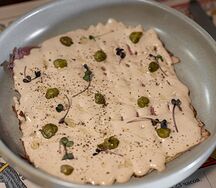Закуска из ростбифа под соусом из тунца и шпрот