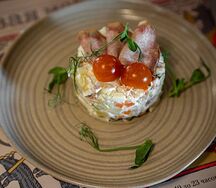 Русский салат с копченым языком