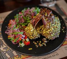 Баранья корейка с фисташками