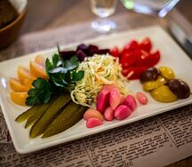 Тарель сборная из мочений и солений по сезону