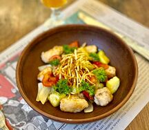 Сом, запеченный с овощами