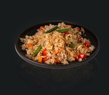 Жареный рис с овощами