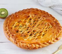 Пирог с киви и персиками