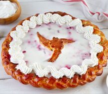Пирог с брусникой, сметаной и сливками