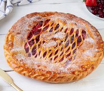 Пирог с вишней и клубникой закрытый