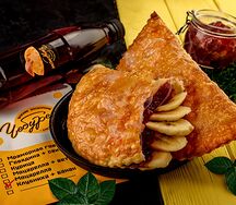 Чебурек с клубникой и бананом