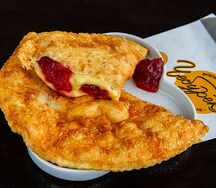 Чебурек с клубничным джемом и сыром