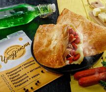 Чебурек с охотничьими колбасками