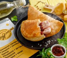 Чебурек с баварскими сосисками и соусом BBQ