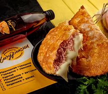 Чебурек с моцареллой и ветчиной