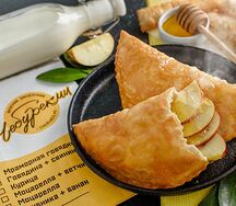Чебурек с яблоком, мёдом и корицей