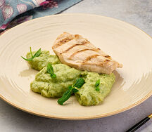 Куриная грудка на гриле с картофельным пюре и соусом из базилика