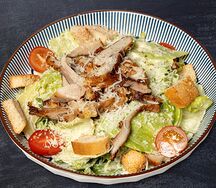 Цезарь с курицей, обжаренной на мангале
