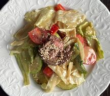Салат с ростбифом из говядины, овощами и медово-горчичной заправкой