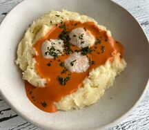 Куриные фрикадельки с картофельным пюре и томатным соусом