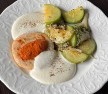 Рыбная котлета с овощами и соусом из пармезана