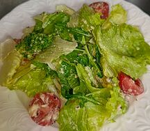 Зеленый салат с брокколи, киноа и свежими овощами под орехово-кунжутной заправкой