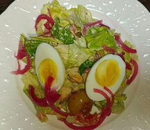 Салат с цыпленком, овощами, бейби-картофелем под соусом тоннато